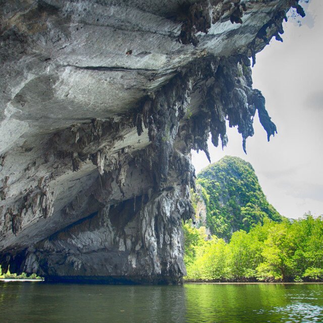 James-Bond-and-Beyond-Tour-Premium-LodNai